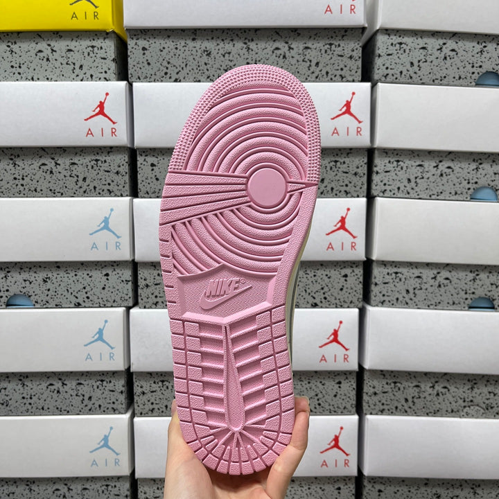 Travis Scott x Air Jordan1 IQ7604-100
