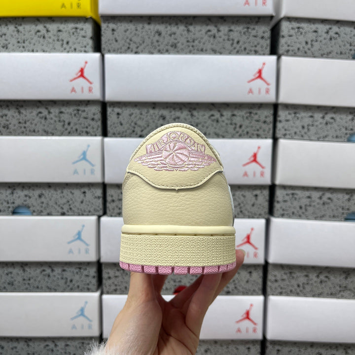 Travis Scott x Air Jordan1 IQ7604-100