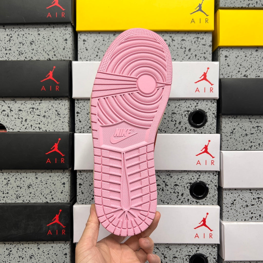 Travis Scott x Air Jordan1 IQ7604-101