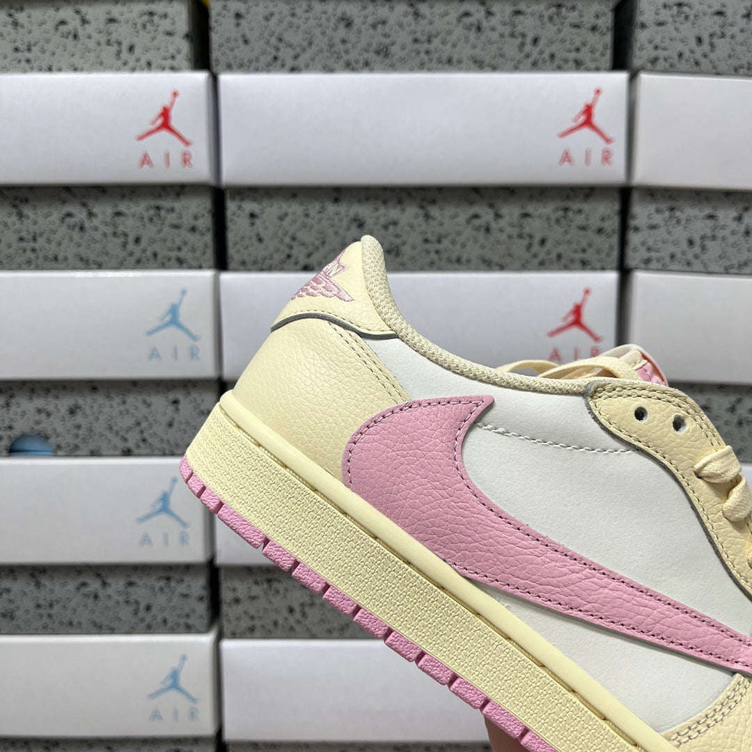Travis Scott x Air Jordan1 IQ7604-100