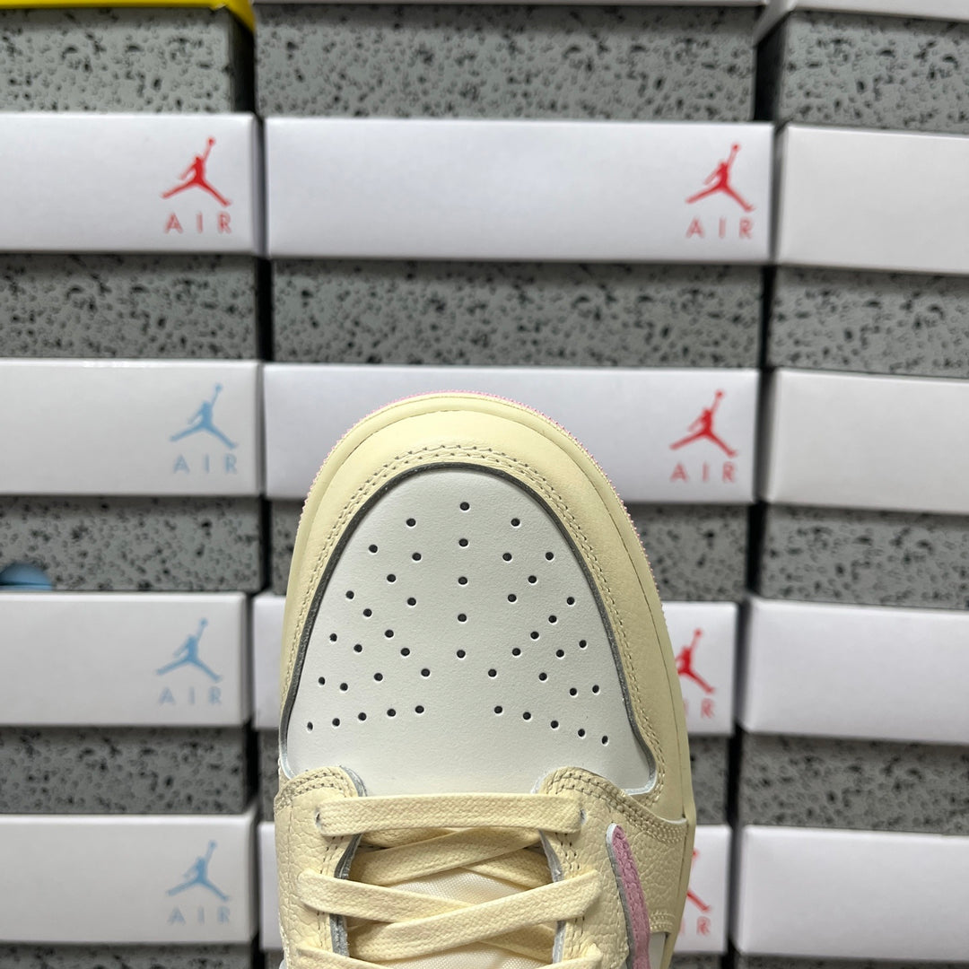 Travis Scott x Air Jordan1 IQ7604-100